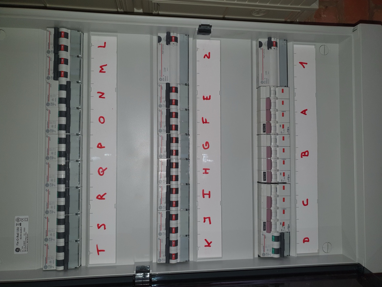 Plaatsen van elektriciteitsleidingen in een woning in opbouw